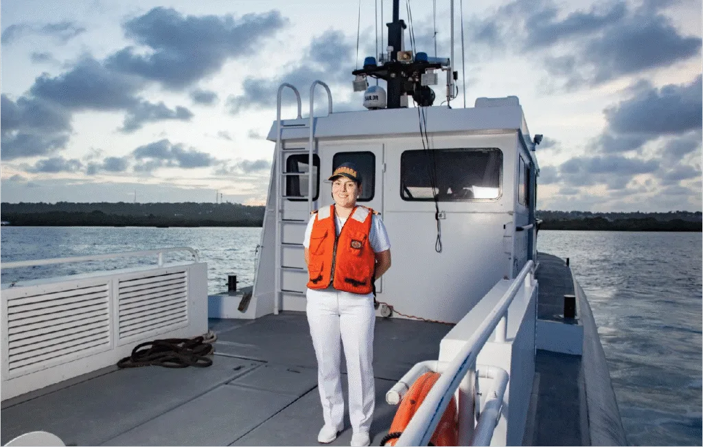 Oficial con chaleco salvavidas a bordo de una embarcación
