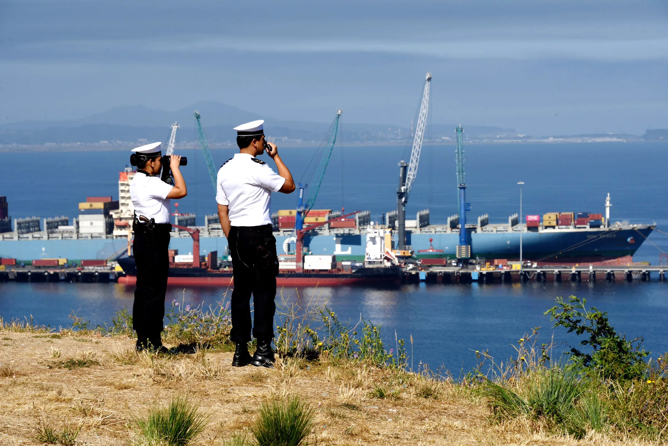 Dos oficiales observando la terminal portuaria