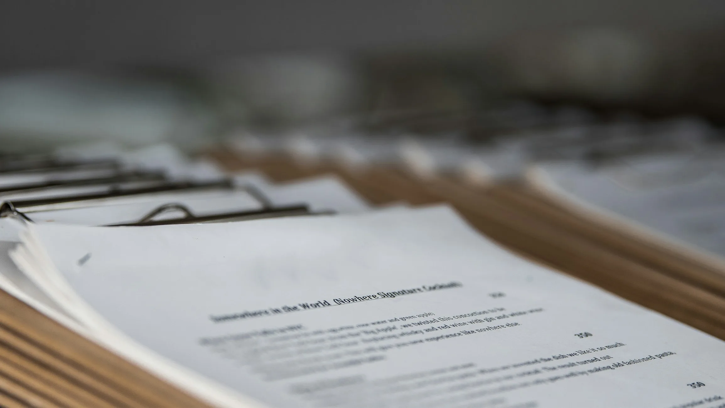 Documentos impresos sobre un escritorio