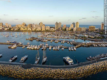 Vista aérea de una ciudad costera con su puerto deportivo