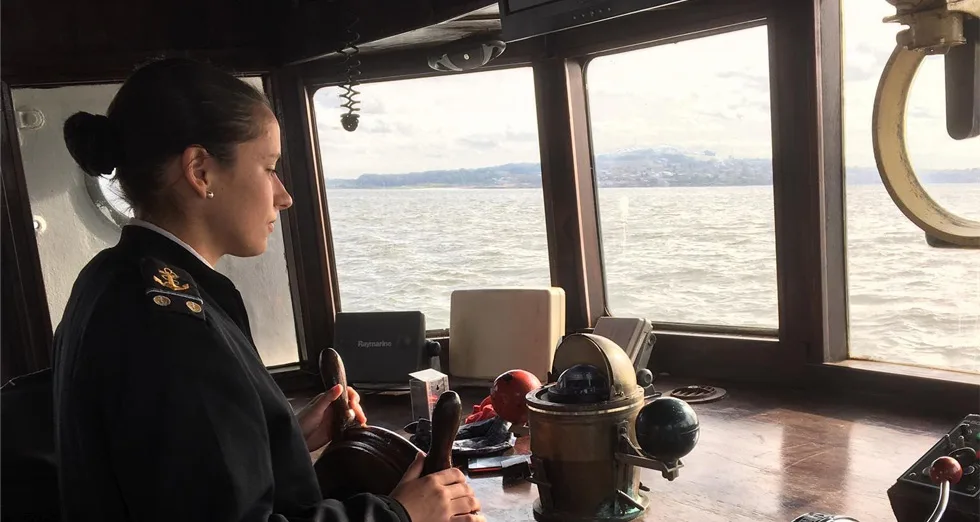 Oficial de marina en el puente de mando de un buque