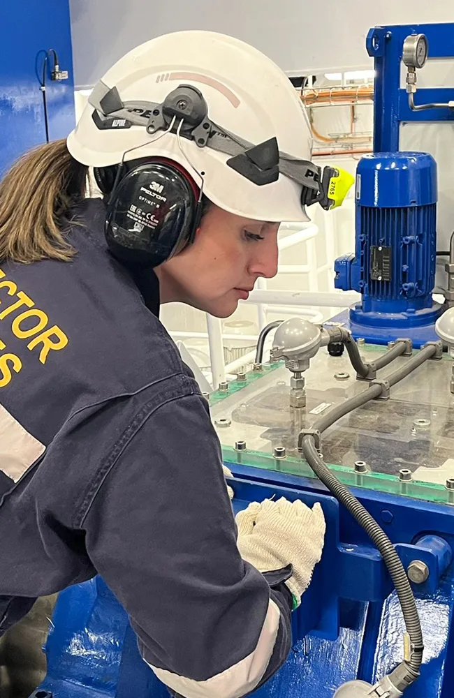 Inspectora de naves trabajando sobre un equipo