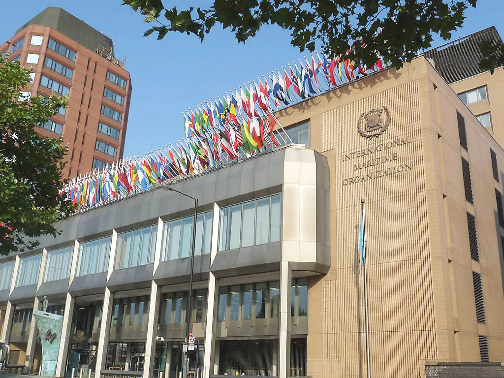 Sede de la Organización Marítima Internacional con las banderas de sus Estados Miembros